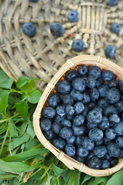草柳编托盘上的木制篮子里的蓝莓 — 图库照片