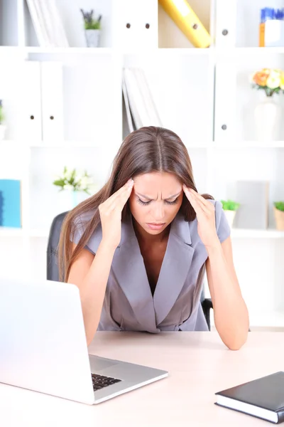 Joven mujer de negocios en el cargo — Foto de Stock