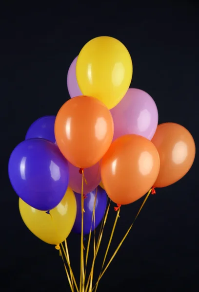 Bunte Luftballons isoliert auf schwarz — Stockfoto