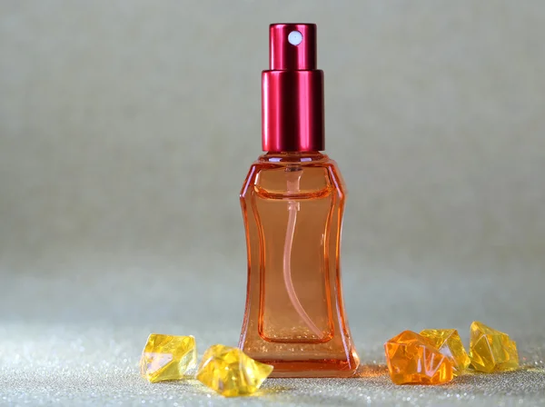 Γυναικών άρωμα σε όμορφο μπουκάλι σε γκρι φόντο — Φωτογραφία Αρχείου