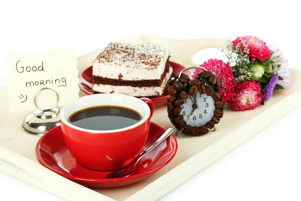 Tasse Tee mit Kuchen auf hölzernem Tablett isoliert auf weiß — Stockfoto
