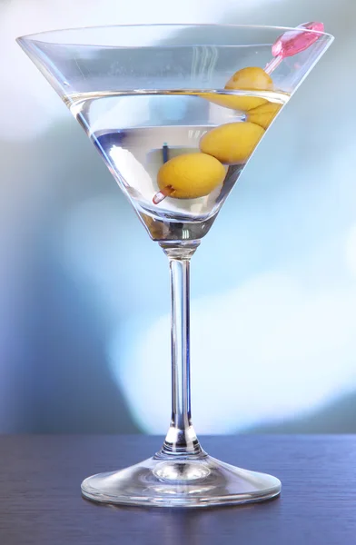 Martini with green olives on table in bar — Stock Photo, Image