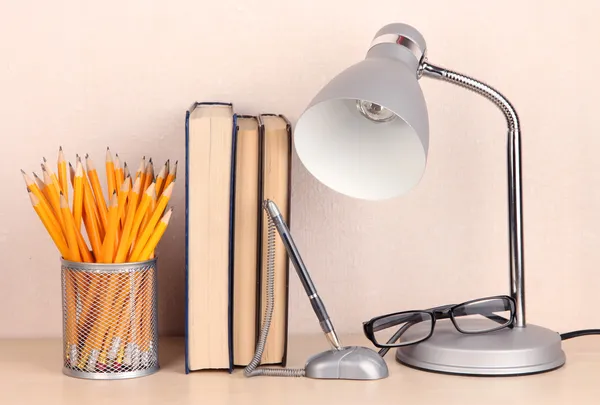 Tischlampe mit Büchern auf dem Schreibtisch im Zimmer — Stockfoto