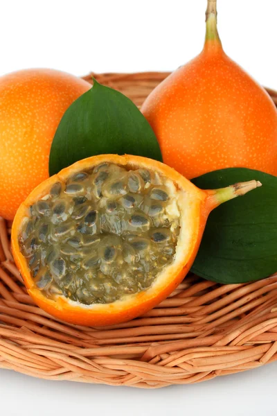 Passion fruits on wicker mat close-up — Stock Photo, Image