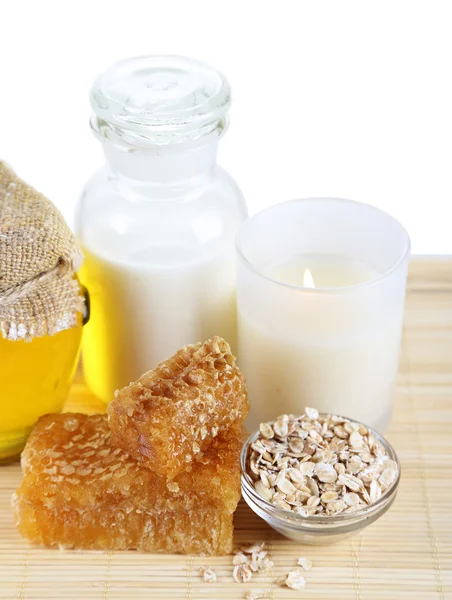 Miele e latte spa con oli e miele isolato su bianco — Foto Stock