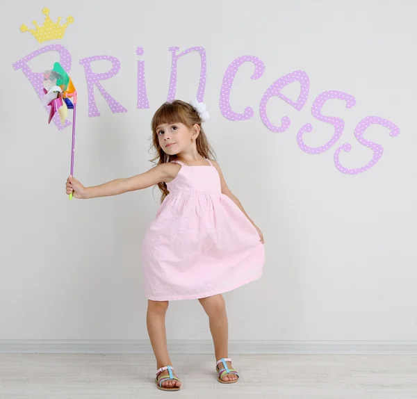 Niña posando sobre fondo de pared gris — Foto de Stock