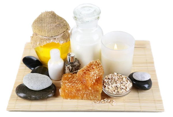 Honig und Milch Spa mit Ölen und Honig isoliert auf weiß — Stockfoto