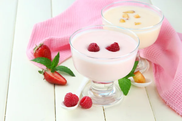 Heerlijke yoghurt met fruit en bessen op tabel close-up — Stockfoto