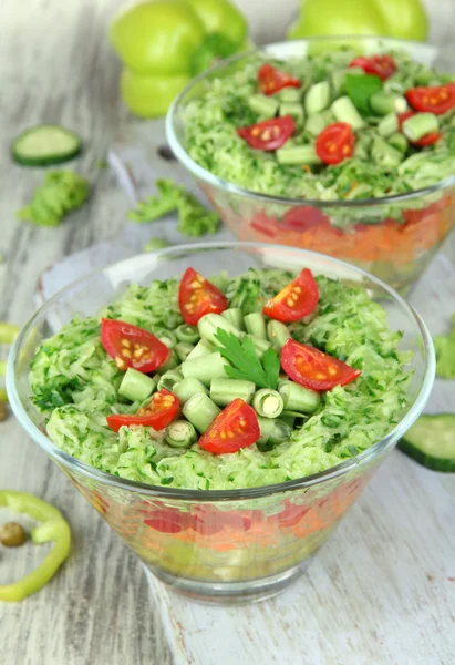 Salada saborosa com legumes frescos na mesa de madeira — Fotografia de Stock