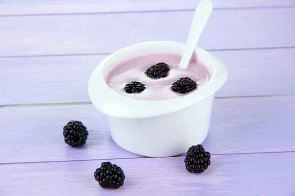 Delicious yogurt with berries on table close-up — Stock Photo, Image