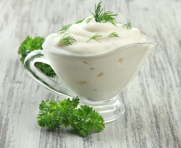 Saure Sahne auf dem Tisch in Großaufnahme — Stockfoto