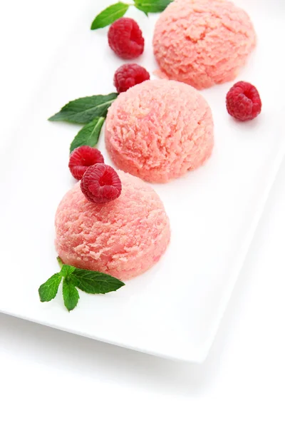 Delicioso helado en plato aislado en blanco — Foto de Stock