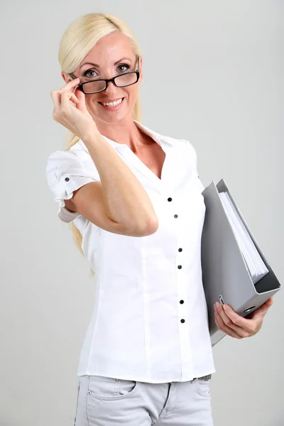 Retrato mujer de negocios sobre fondo gris — Foto de Stock