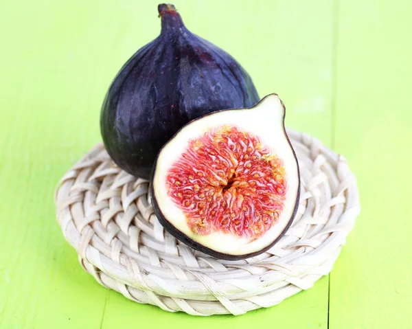 Ripe figs on wooden table close-up — Stock Photo, Image