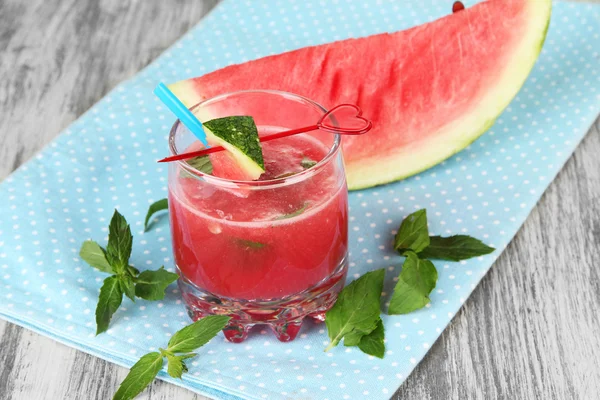 Vaso de jugo de sandía fresca, sobre mesa de madera, sobre fondo de madera — Foto de Stock