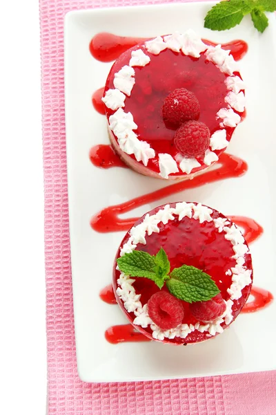 Delicious berry cakes on plate close-up — Stock Photo, Image