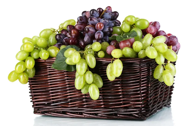 Uvas verdes e roxas maduras em cesta isoladas a branco — Fotografia de Stock