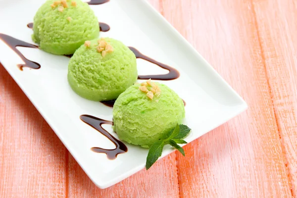 Delicioso helado en plato en primer plano de la mesa — Foto de Stock