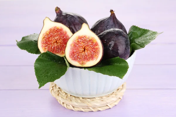 Ripe figs in bowl on wooden table close-up — Stock Photo, Image