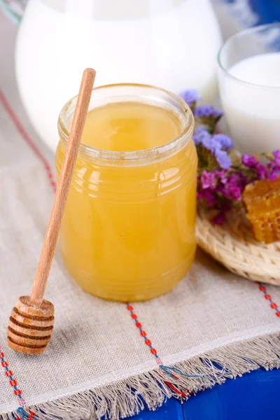 Miel y leche sobre mesa de madera — Foto de Stock