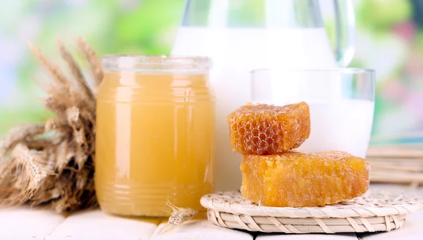 蜂蜜とミルクの自然の背景に木製のテーブルの上 — ストック写真
