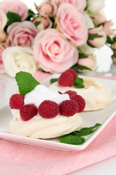 Bolos de merengue saborosos com bagas, de perto — Fotografia de Stock