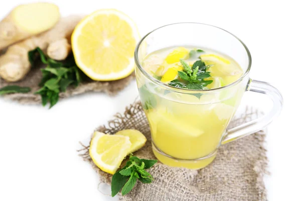 Taza de té con jengibre sobre saco aislado sobre blanco — Foto de Stock