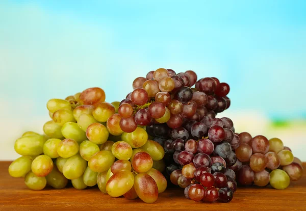 Taze üzüm, parlak zemin üzerine ahşap tablo — Stok fotoğraf