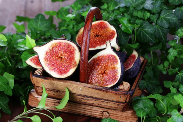 Higos maduros en cesta sobre mesa de madera de cerca — Foto de Stock