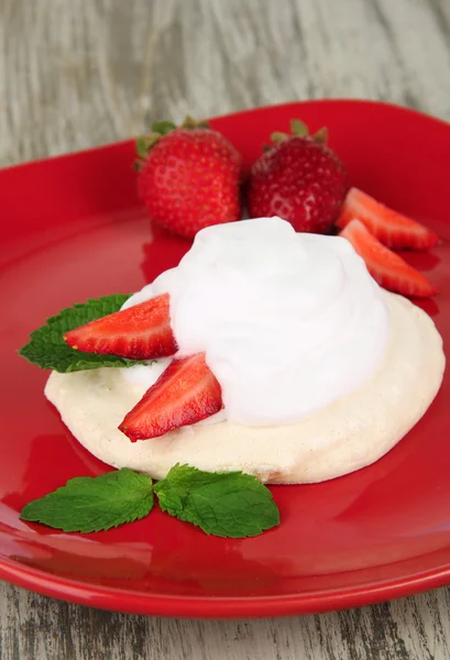 Leckerer Baiser-Kuchen mit Beeren auf Holztisch — Stockfoto