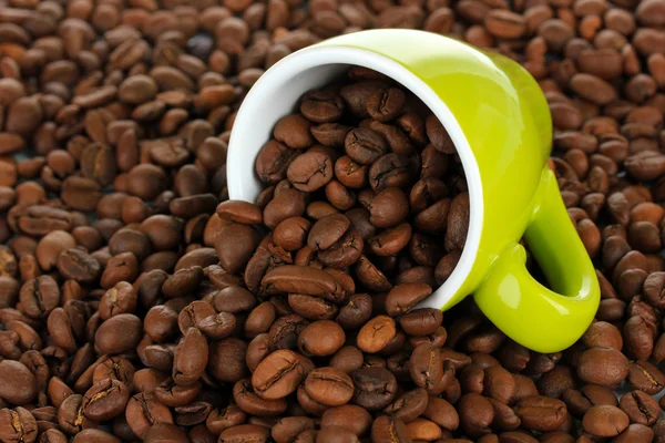Кофейные зерна в чашке крупным планом — стоковое фото