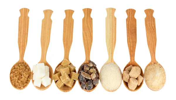 Diferentes tipos de azúcar en cucharas aisladas en blanco —  Fotos de Stock