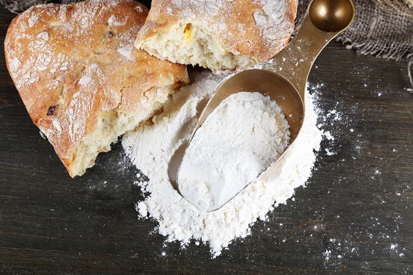 The wholemeal flour in scoop on wooden table — Stock Photo, Image