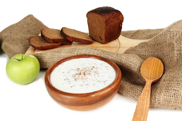 Porridge di grano saraceno con latte sul tavolo primo piano — Foto Stock