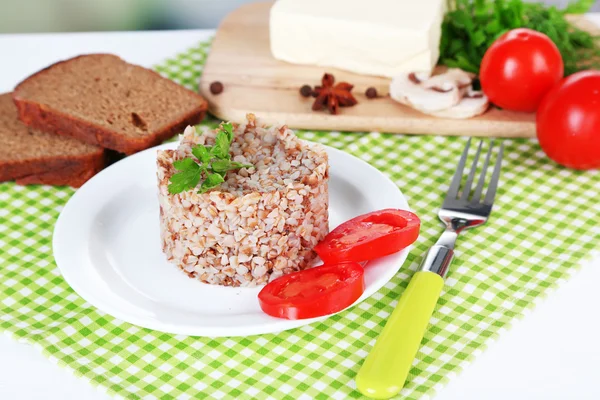 Buchweizen im Teller mit Brot und Gemüse Nahaufnahme — Stockfoto