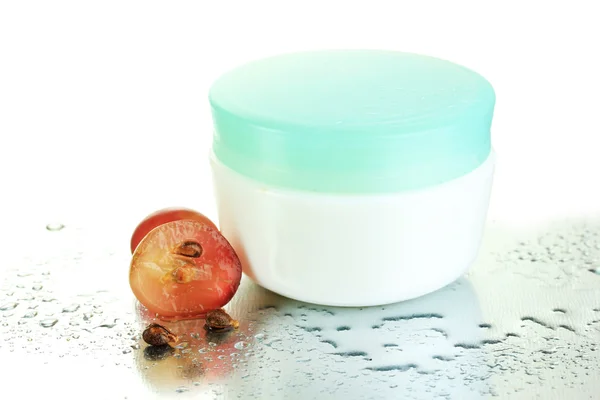 Cosmetic cream and sliced grape, close up — Stock Photo, Image