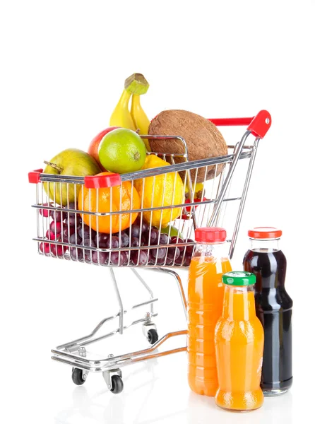 Verschiedene Früchte im Einkaufswagen mit Saft isoliert auf weiß — Stockfoto