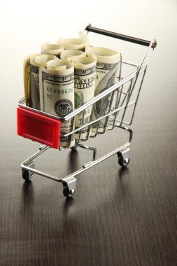 dolar, koyu arka plan üzerinde ile alışveriş arabası
