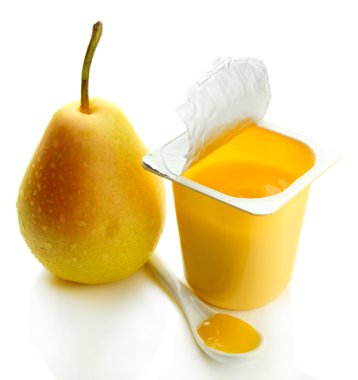 Açık plastik Kupası beyaz izole lezzetli yoğurt