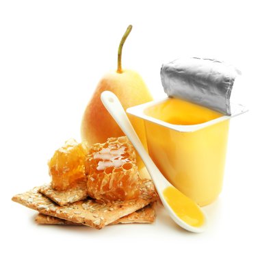 Açık plastik bardak ve bal tarak, meyve, üzerinde beyaz izole lezzetli tatlılar