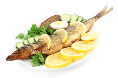 Füme Balık plaka üzerinde beyaz izole