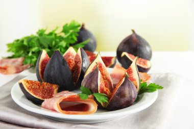 tablo üzerinde jambon ile lezzetli incir