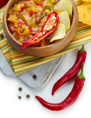 biberli Mısır carne - beyaz izole peçete üzerinde ahşap kase geleneksel Meksika yemeği