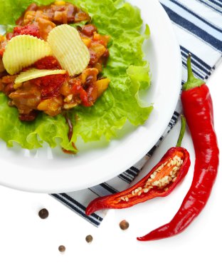 biberli Mısır carne - beyaz tabakta üzerine beyaz izole peçete üzerinde geleneksel Meksika yemeği