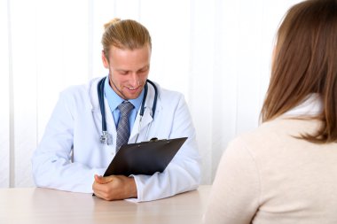 Ofiste doktor ve hasta var.