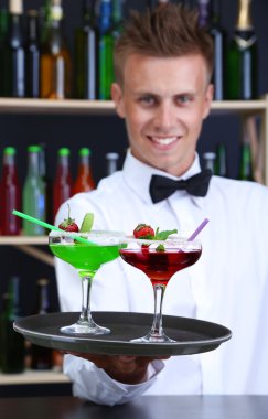 yakışıklı ile farklı kokteyller kokteyl bar, barmen portresi