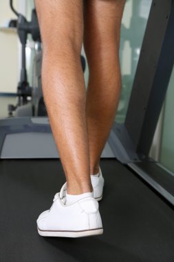 spor salonunda treadmill üzerinde erkek bacak