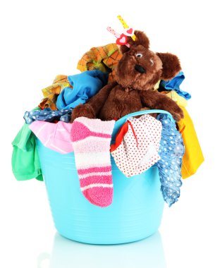 beyaz izole mavi çamaşır sepeti