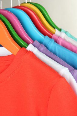farklı gömlek gri arka plan üzerinde renkli askıları