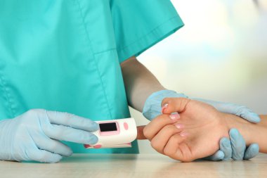 Doktor parlak zemin üzerine darbe oranı ve oksijen seviyesi ölçüm